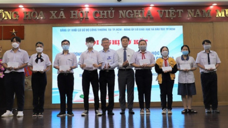 EVNGENCO3 trao quà cho 98 em học sinh bị ảnh hưởng bởi dịch COVID-19