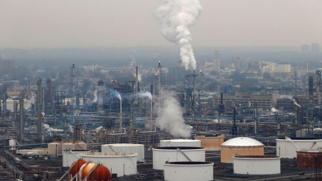 Giá dầu thô 16/9: Thị trường chịu tác động từ hàng loạt tin tiêu cực