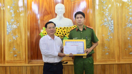 PC Ninh Thuận: Khen thưởng đột xuất  02 tập thể có thành tích truy bắt tội phạm trộm cắp tài sản