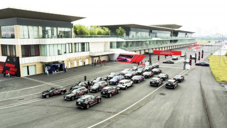 Lái xe Mercedes-Benz trên đường đua F1 Hà Nội