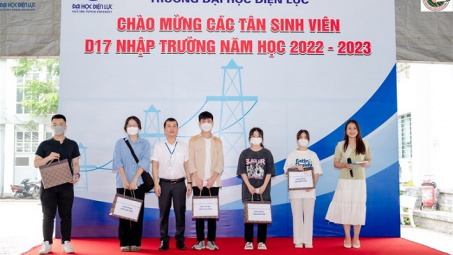 Tân sinh viên Đại học điện lực, khóa D17 háo hức ngày đầu nhập học