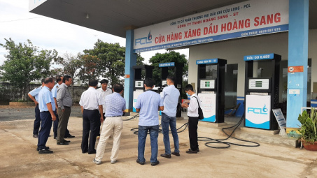 UBND tỉnh Sóc Trăng cùng với Cục QLTT khảo sát thực tế tại các cửa hàng xăng dầu