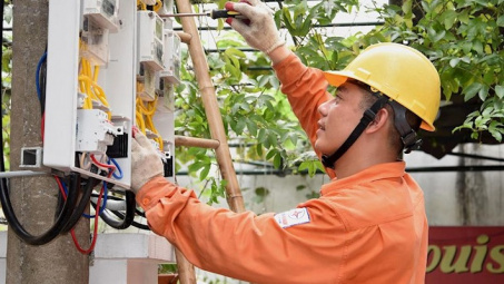 EVNHANOI lắp đặt 100% công tơ điện tử cho khách hàng