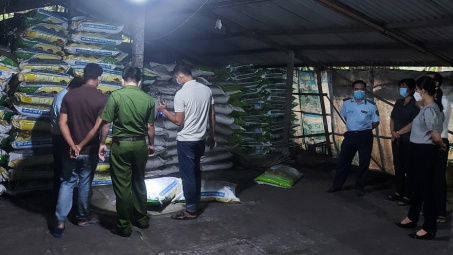 Vĩnh Long: Phát hiện điểm san chiết, đóng gói phân bón trái phép