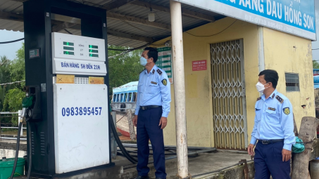 Tiếp nhận thông tin cửa hàng xăng dầu có dấu hiệu găm hàng, QLTT Tiền Giang nhanh chóng vào cuộc kiểm tra