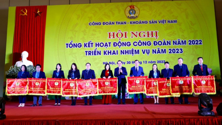 Công đoàn Than Thống Nhất nhận cờ đơn vị xuất sắc chuyên đề chăm lo đời sống