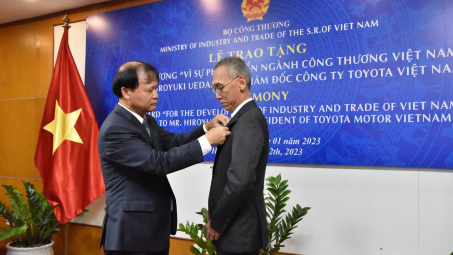 Bộ Công Thương trao tặng Kỷ niệm chương cho Tổng giám đốc Công ty Ô tô Toyota Việt Nam