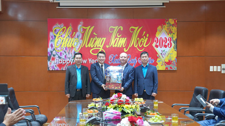 VINACHEM: Mang Tết sớm đến với người lao động Công ty Ắc quy Tia Sáng và DAP - Vinachem