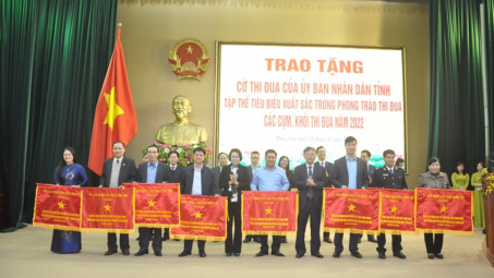 Chi cục Hải quan Hưng Yên nhận Cờ thi đua của UBND tỉnh Hưng Yên