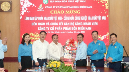 Tổng giám đốc VINACHEM thăm, chúc Tết, tặng quà Người lao động khu vực phía Nam