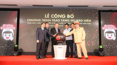Honda Việt Nam trao tặng hơn 600.000 mũ bảo hiểm cho học sinh lớp 1 và lớp 2