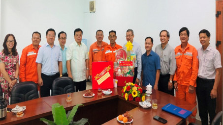 Lãnh đạo EVNHCMC thăm, chúc Tết người lao động có hoàn cảnh khó khăn