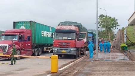 Hơn 2.000 tấn hàng XNK qua Cửa khẩu Móng Cái trong ngày đầu năm mới