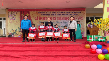 Đoàn Thanh niên Nhiệt điện Mông Dương tặng quà Tết Nguyên đán Quý Mão năm 2023
