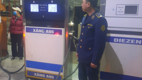 QLTT Hà Nội: Phát hiện, xử lý 1 cơ sở kinh doanh xăng dầu niêm yết giá bán lẻ không đúng giá quy định