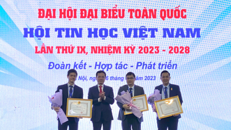 Máy tính Thánh Gióng nhận Bằng khen của Bộ Thông tin và Truyền thông