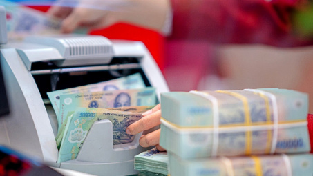 Lãi suất tiết kiệm giảm sâu, tại sao dòng tiền vẫn “chảy” về ngân hàng?