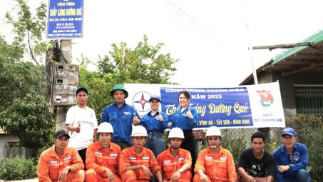 Thanh niên Thủy điện An Khê - Ka Nak tiếp tục “Thắp sáng đường quê” làng Xà Tang