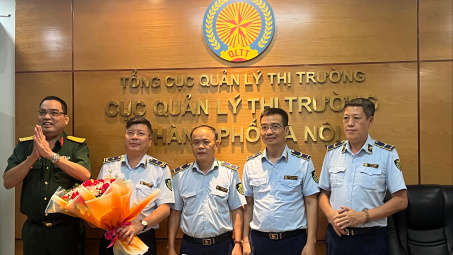 Khen thưởng đột xuất các đội quản lý thị trường đã phát hiện số lượng lớn pháo hoa có dấu hiệu giả mạo