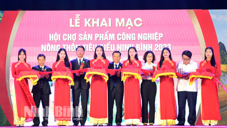 Ninh Bình chính thức khai mạc Hội chợ sản phẩm công nghiệp nông thôn tiêu biểu
