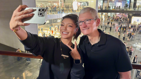 CEO Apple Tim Cook bất ngờ xuất hiện tại Trung Quốc