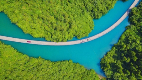 Cây cầu nổi có một không hai ở Trung Quốc bắc qua sông không dùng trụ