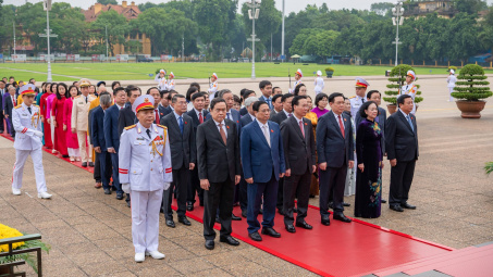 Lãnh đạo Đảng, Nhà nước và các đại biểu Quốc hội vào lăng viếng Chủ tịch Hồ Chí Minh trước khai mạc Kỳ họp thứ 6
