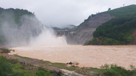 Mực nước hồ thủy điện ngày 30/10: Nước từ thượng nguồn đổ về nhanh, thủy điện Hố Hô xả tràn hơn 1.700 m3/s