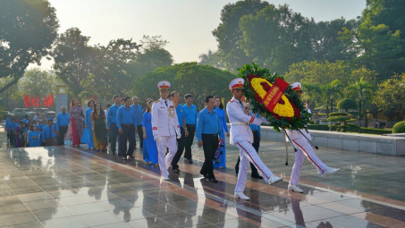 Công đoàn Công Thương Việt Nam dâng hương tại Đài tưởng niệm Bắc Sơn