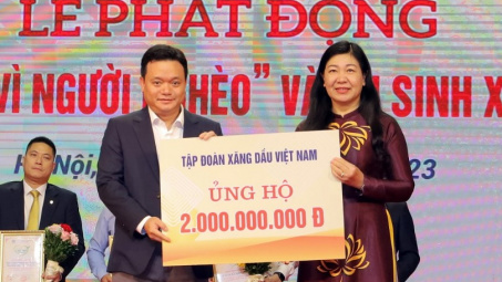 Petrolimex: Trao tặng 2 tỷ đồng ủng hộ Quỹ “Vì người nghèo” thành phố Hà Nội