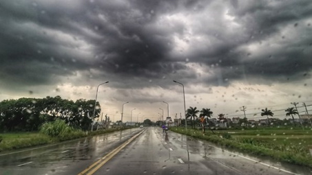 Thời tiết hôm nay ngày 13/11/2023: Hà Nội tiếp tục mưa dông, TP. Hồ Chí Minh ngày nắng, Đà Nẵng đêm có mưa to