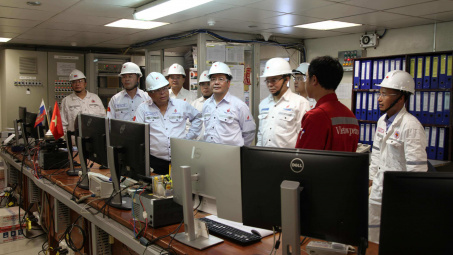 Đoàn công tác của Bộ Công Thương làm việc tại giàn CNTT-2 mỏ Bạch Hổ