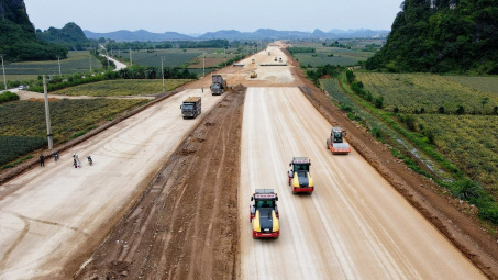 Xây dựng hạ tầng thương mại miền núi