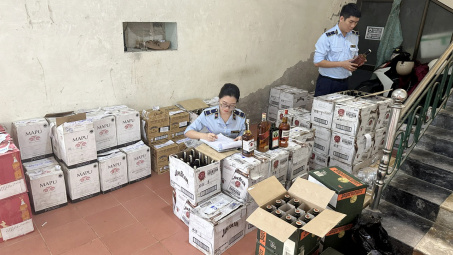 Cục QLTT tỉnh Quảng Bình thu giữ hơn 900 chai rượu nhập lậu