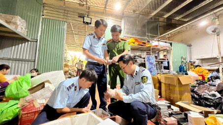 Đang livestream chốt đơn bán hàng giả mạo nhãn hiệu nổi tiếng trên Facebook thì bị bắt quả tang