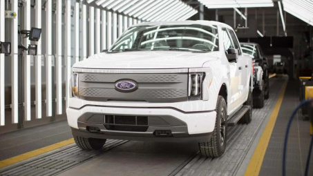 "Miếng bánh ngọt" xe điện không dành cho tất cả "mọi người"