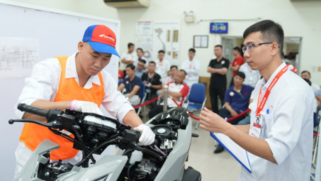 Honda Việt Nam vinh danh các nhân viên xuất sắc trong lĩnh vực xe máy