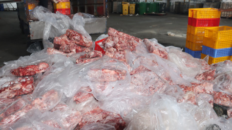 Quản lý thị trường tỉnh Thái Bình: Tiêu hủy hơn 3 tấn thịt lợn đã bốc mùi ôi thiu