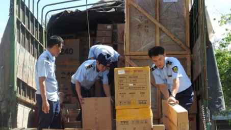 Ngăn chặn hàng trăm kiện hàng nghi nhập lậu vận chuyển qua địa bàn Kon Tum