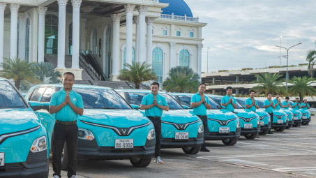 Người dân Lào nói gì về taxi điện Xanh SM