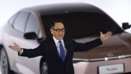 Cháu trai nhà sáng lập Toyota từ nhiệm vị trí CEO, mở đường cho sự bùng nổ xe điện