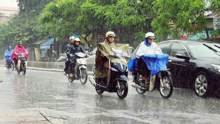 Kỹ năng đi xe máy an toàn khi trời mưa, đường trơn