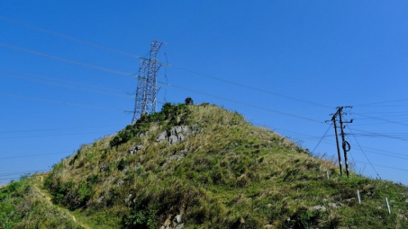 Về đích sớm thay cách điện đường dây 500 kV Sơn La - Hòa Bình