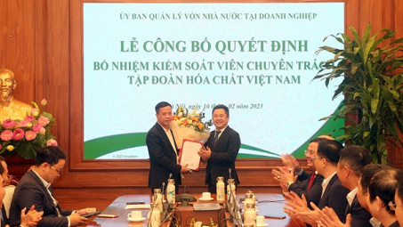Trao Quyết định bổ nhiệm Kiểm soát viên Tập đoàn Hóa chất Việt Nam