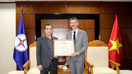 Tập đoàn Điện lực Việt Nam tặng Bằng khen cho Công ty TNHH Năng lượng Mê Kông