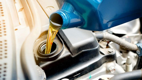 Lý do xe ôtô phải thay dầu nhớt thường xuyên