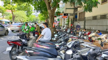 Trông giữ xe trái phép ở vỉa hè bị xử phạt bao tiền?