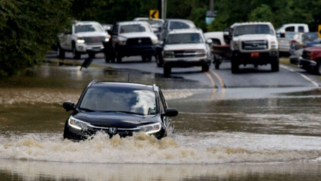 Không nên tự xử lý khi ôtô chết máy vì ngập nước, vì sao?