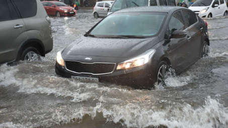 Sau khi đi qua vùng nước ngập xe cần kiểm tra bộ phận nào?