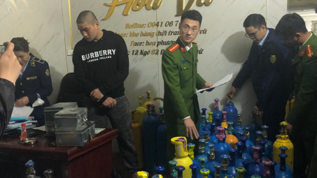 Lực lượng chức năng Hà Nội vừa triệt phá “tổng kho” khí cười